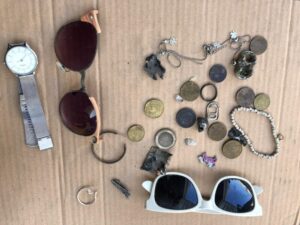Col metal-detector sulla spiaggia: ecco il “bottino” di una sola serata