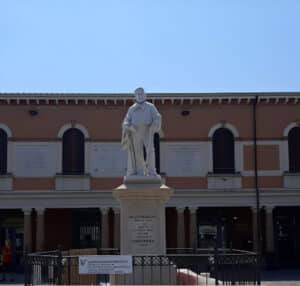 In piazza Pisacane è tornato a risplendere l’Eroe dei due Mondi
