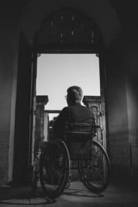 Disabile per qualche giorno: “Ho sperimentato sulla mia pelle i disagi di chi si muove in carrozzina”