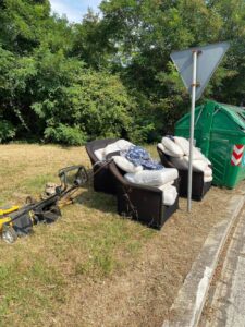 Abbandono di rifiuti in via Montanari, beccati gli autori