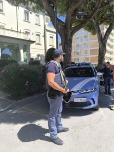 Si addormenta alla guida e finisce contro una fioriera di via Saffi