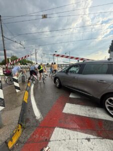 Passaggio a livello chiuso per mezz’ora: il traffico va in tilt