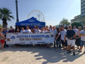 Tanta gente questa mattina in piazza Costa all’incontro di Fratelli d’Italia