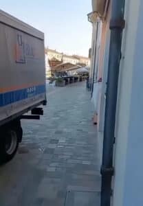 La protesta degli autisti: “Per colpa degli ombrelloni aperti il transito sul porto canale è quasi impossibile”