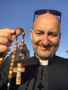Don Mirco Bianchi, dalla malattia alla condivisione: omelie social per camminare insieme
