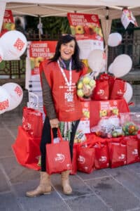 A Cesenatico “La Mela di AISM”: tre giorni di solidarietà tra piazze e supermercati