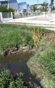 Una fogna a cielo aperto vicino alla scuola di Villamarina