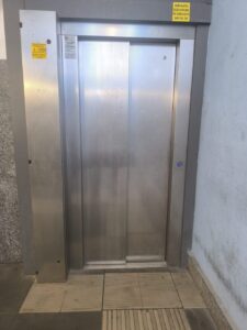 La stazione della vergogna: ascensori rotti e degrado