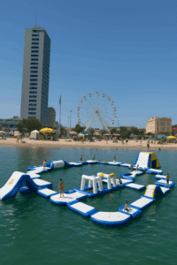 Un parco acquatico gonfiabile davanti alle spiagge: non è una brutta idea…