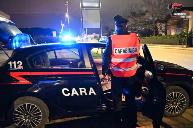 Ruba un power-bank da 50 euro: denunciato
