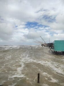 Segui la diretta – Senza dune Cesenatico si scopre vulnerabile: il mare sfonda sul lungomare (tutti i video e le foto)