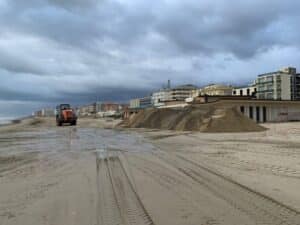 Dopo l’alluvione è partita oggi la ricostruzione delle dune