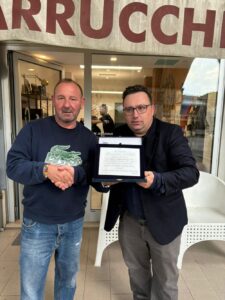 Il grazie che mancava: una targa per “Lucio” dopo 42 anni di servizio al cimitero di Sala