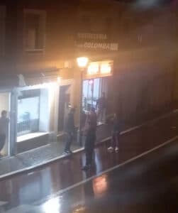 Scontro in strada tra gruppi di stranieri davanti al mini-market di via Mazzini (il video esclusivo)