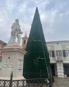 L’albero che non convince: lo sguardo (severo) dell’interior designer su piazza Pisacane