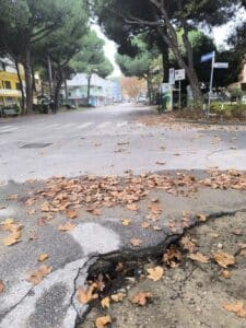 Buca pericolosa tra via Euclide e via Pitagora: rischio per pedoni e ciclisti
