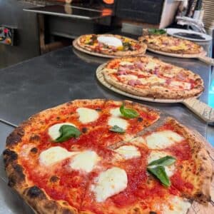 “O siamo puntuali o non paghi”: la sfida del tempo della pizzeria Il Bianco & Il Nero