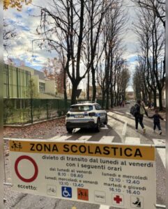 Prime giornate di “via scolastica” in via Sassari: meno traffico e più sicurezza
