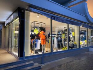Si spegne un’altra vetrina in centro: chiude il Brand Shop Store di viale Roma