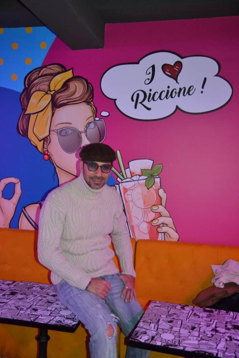 Costantino Vitagliano a sorpresa al Centrale Lounge Bar: selfie, panzerotti e chiacchiere fino a notte