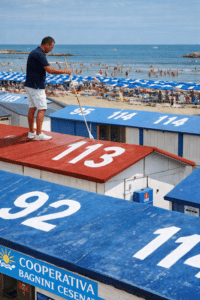 Numero sul tetto degli stabilimenti: a Cesenatico la prevenzione evita le multe