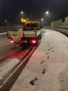 Risveglio con la neve a Cesenatico: spargisale al lavoro nella notte