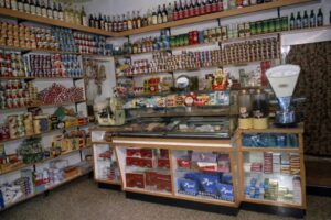 Cesenatico 1966, la spesa sotto casa: dal sacchetto di carta alle prime “grandi marche”