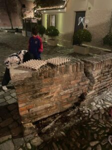 Piazza delle Conserve, muretto danneggiato da settimane: “Pericoloso per i bambini”