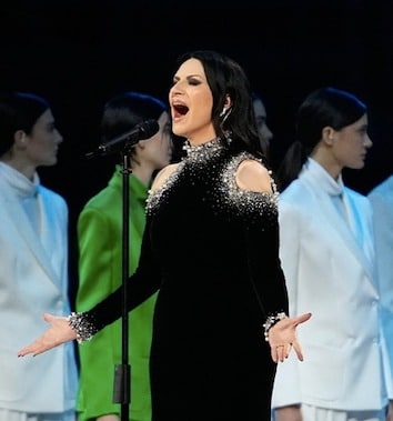 Pausini, bufera sull’Inno in playback: la “stroncatura” della Gazzetta alla vigilia di Sanremo