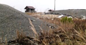 La collina di plastica: quando l’inquinamento diventa paesaggio