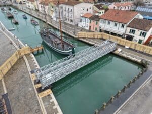 Ponte del Gatto, posata la passerella per lo spostamento dei sottoservizi