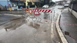 Sala, via Campone ancora chiusa dopo 24 ore: restano solo transenne e disagi