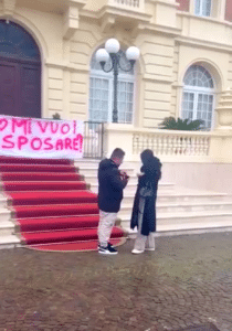 San Valentino con l’eterna promessa: Merliz e Lisa, proposta di matrimonio al Grand Hotel (il video)