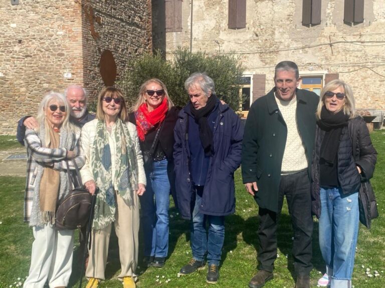 Compleanno di Tinin Mantegazza, un brindisi sul prato dove sono disperse le sue ceneri