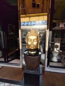 Rubato nella notte il Buddha d’oro dell’Art MBT: “Non è il danno, è la fiducia tradita”