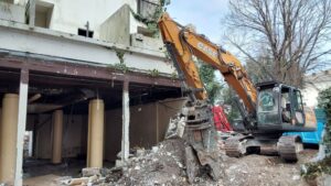 Ex Hotel Pino: via alle demolizioni della storica struttura