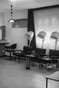 “Coiffeur Carlo”, sotto il grattacielo il regno delle dame di 60 anni fa
