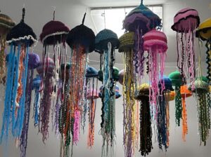 Meduse di lana, uncinetti a riposo: appuntamento in autunno