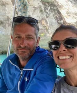 Dal ferro romagnolo al vento dell’Egeo: Omar ed Enrica e la scelta di una vita “a gonfie vele”