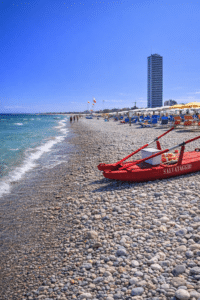 Spiagge di ghiaia contro l’erosione? La proposta divide, ma i bagnini di Cesenatico frenano: “Non è la soluzione”