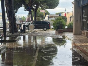 Nubifragio improvviso: in dieci minuti strade allagate e sottopassi chiusi