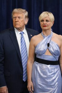 Trump e Elia: tra geopolitica e reality lo stesso incubo “biondo”