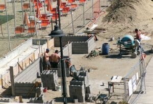 Bagno Corallo, niente demolizione prima dell’estate: il cantiere slitta a ottobre