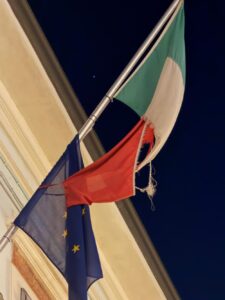 Il Comune sostituisce le bandiere deteriorate: accolto (con buon senso) l’appello di Fratelli d’Italia