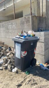 Valverde, bidone dell’indifferenziata abbandonato da quasi un mese davanti alla spiaggia