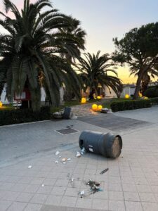 Giardini al mare ancora nel mirino dei vandali: cassonetti rovesciati e rifiuti ovunque, l’ennesima vergogna