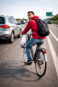 Statale 16, i ciclisti possono percorrerla? Sì, ma con eccezioni nei tratti vietati…