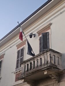 Nuovo Tricolore installato sopra l’Anagrafe