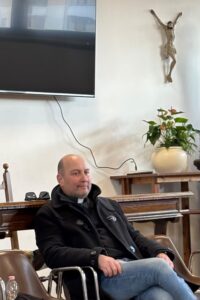 “Non devo guarire per essere felice”: la fede di don Mirco Bianchi nella prova della malattia