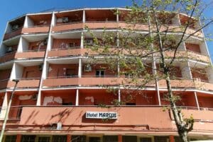 Estate 2026, benvenuti al Grand Hotel “Clochard”